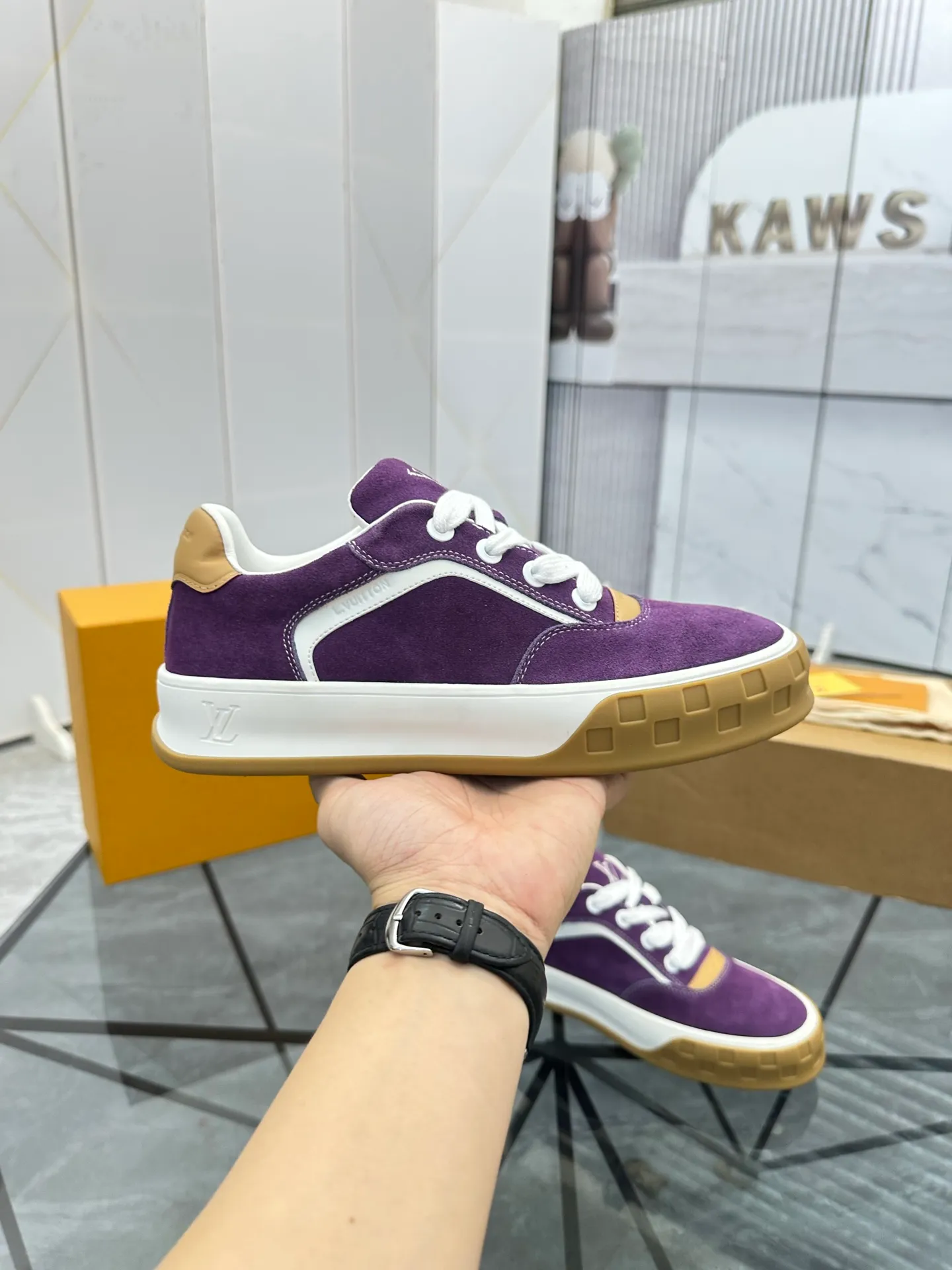 Men's shoes for sale 💰: 💰P660¥ Top quality Comes with airplane case Product trademark: LV* "Louis Vuitton*" low-top casual shoes Regular size: 35-44 (can be customized to 45) Couple style Product materials: imported nubuck leather upper, sheepskin lining, original outsole. Number: 819
